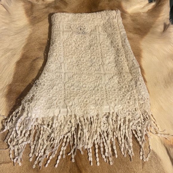 Lovely white lace shorts - Picture 7 of 9